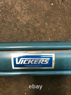 Hydraulic Cylinder (Vickers TZ14CE5N IKA08000) 1.5 BORE X 8 STROKE X 1 ROD